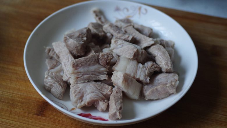 梅干菜土豆烧肉,焯水后捞出沥干！