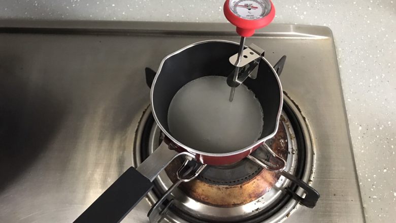 柠檬味彩虹马卡龙,煮糖浆用的水和白砂糖倒入小锅中，小锅加热至118度