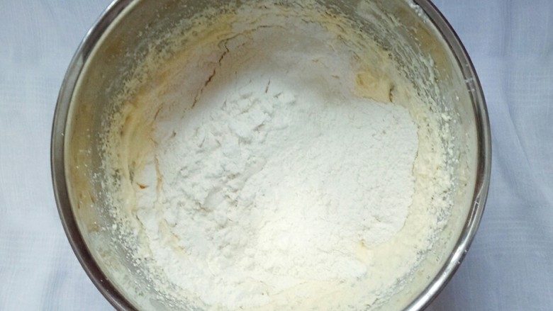百香果磅蛋糕,低粉和泡打粉混合均匀，过筛到黄油中