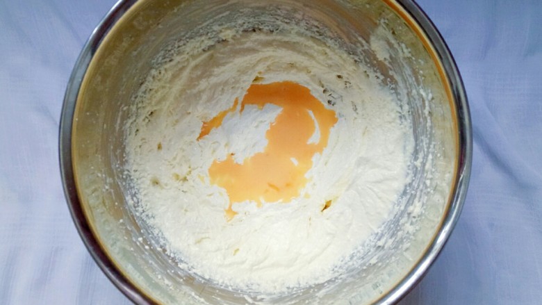 百香果磅蛋糕,分次加入打散的鸡蛋液，每加下一次之前都要搅拌均匀