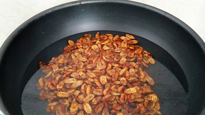 香辣蚕蛹,锅中注水，放入蚕蛹大火烧开。