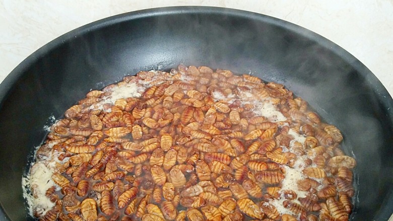 香辣蚕蛹,水开后煮8分钟左右戳水，去除杂质。