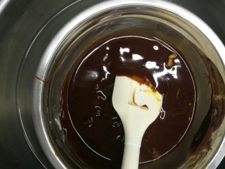 巧克力坚果蛋糕,黑巧克力加黄油隔水熔化，拌匀