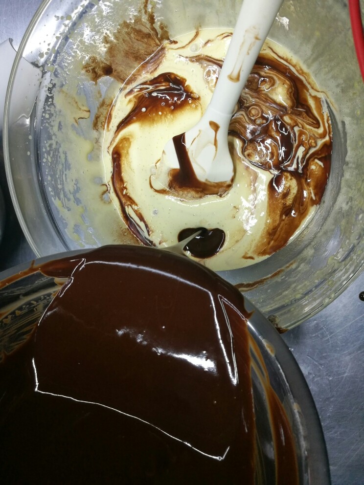 巧克力坚果蛋糕,熔化的巧克力黄油液体加入打发好的蛋黄糊中，拌匀