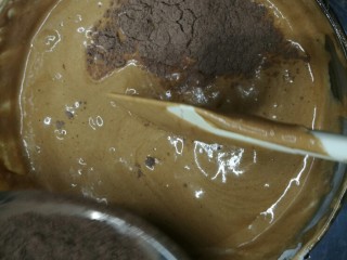 巧克力坚果蛋糕,加入过筛的低粉和可可粉，拌匀