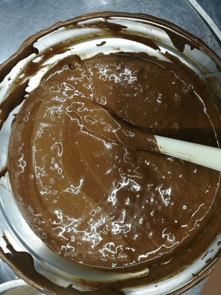 巧克力坚果蛋糕,拌好的面糊分别装入两个模具中