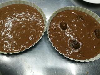 巧克力坚果蛋糕,先倒一半面糊，按上几颗糖栗子，再浇上面糊