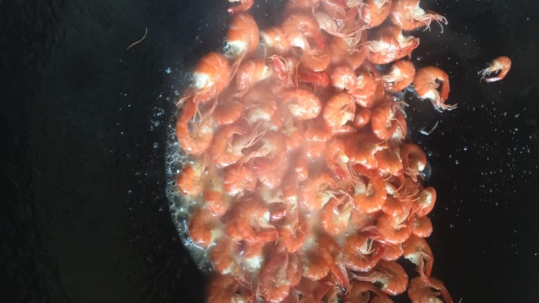 蒜末炒鲜虾,炒变色时继续把水分炒干