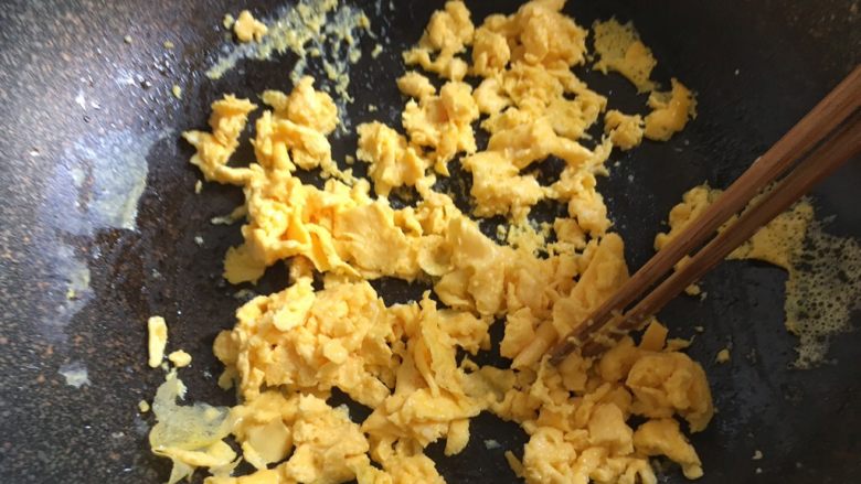 西葫芦鸡蛋饼
,用筷子快速搅拌，鸡蛋凝固后关火
