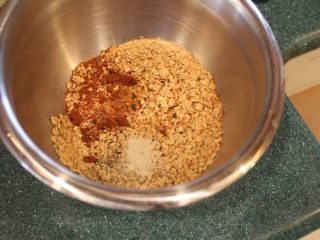 免炸香酥鱼柳,再加入胡椒粉、盐、辣椒粉，混匀备用。