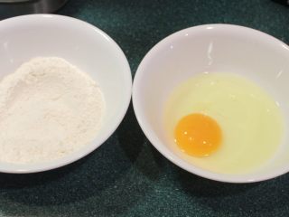 免炸香酥鱼柳,准备好面粉，和蛋。把蛋打散备用。
