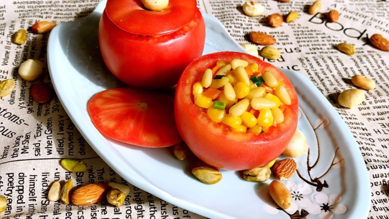 颜值爆表的  松仁玉米番茄盅,把炒好的松仁玉米填入番茄中