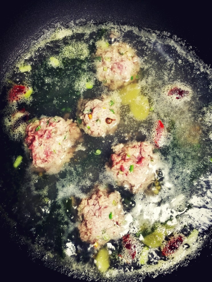 肉丸胡辣汤,海带丝煮五分钟，用手将准备好的牛肉捏成球形慢慢放进锅里