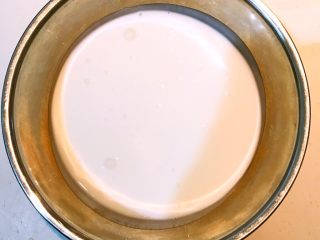 原味酸奶冰棒,酸奶倒入无油无水的干净盆里