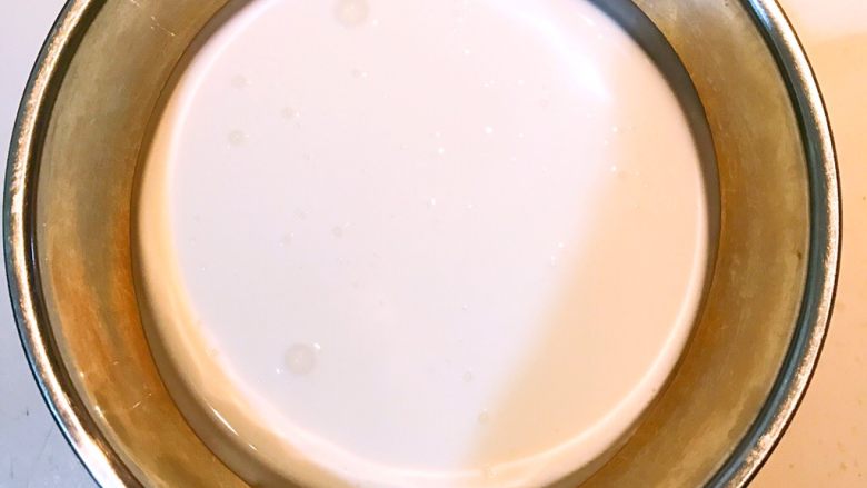 原味酸奶冰棒,酸奶倒入无油无水的干净盆里