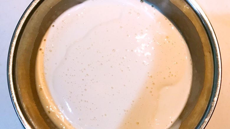 原味酸奶冰棒,在酸奶中先加入一半鲜奶油，搅拌均匀