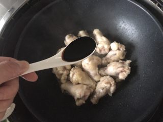 可乐鸡翅,加入一勺老抽翻拌均匀，就一般家用的陶瓷勺子