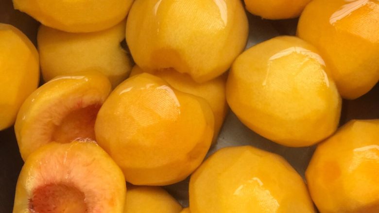 七妈自制无添加黄桃罐头,第五部：把去核的桃子🍑去皮用水冲洗干净