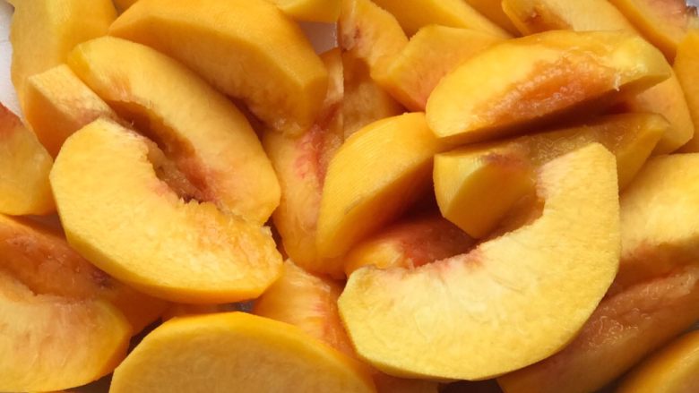 七妈自制无添加黄桃罐头,第六步：清洗好的桃子🍑切成自己想要的形状
PS：不建议切太小、没有口感