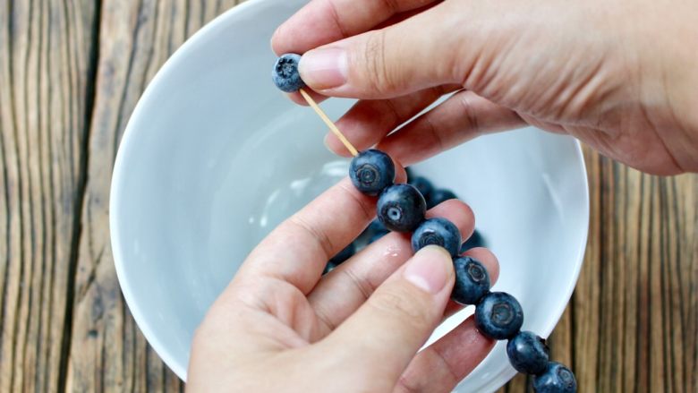 蓝莓Mojito鸡尾酒,蓝莓用牙签固定串成一串，放入杯中即可