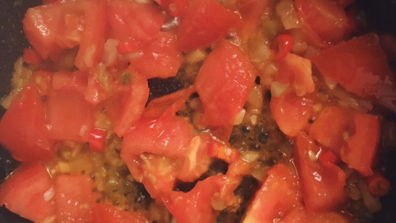开胃番茄米豆腐,番茄出汁时的状态