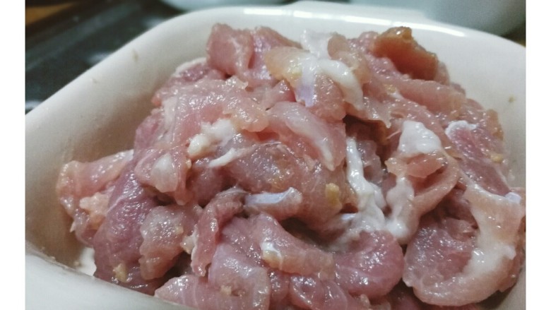青椒炒肉,抓匀。让猪肉被生粉和油充分包裹，炒出来肉质嫩。