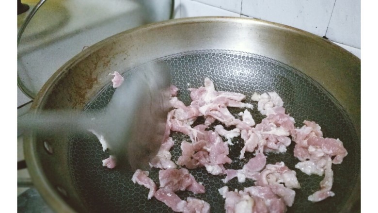 青椒炒肉,热锅、冷油、大火，快速翻炒，猪肉断生即可出锅备用。