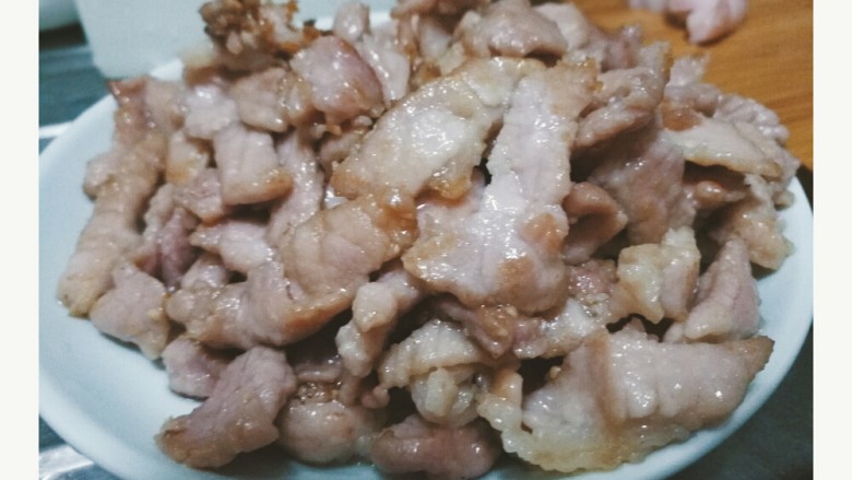 青椒炒肉,出锅备用的猪肉。（ps：这个猪肉只是刚刚熟或者九成熟，不能直接吃的哦。）