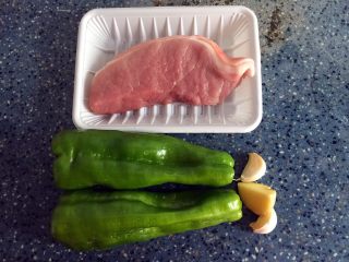 青椒肉片,食材准备：瘦肉，青椒，姜，蒜