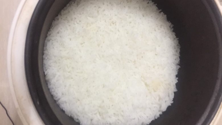 电饭锅煲仔饭,米饭煮好了