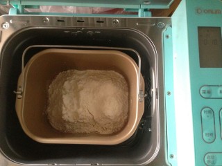 面包机版番茄吐司,加入奶粉和面粉，将面包桶放入到面包机里。
