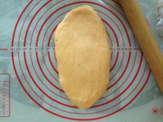 面包机版番茄吐司,将面团擀成长舌形，翻面