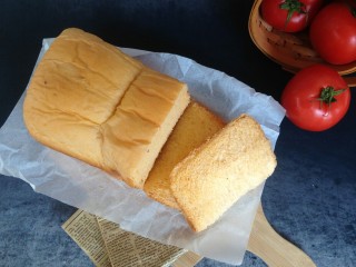 面包机版番茄吐司,选择面包机的烘烤功能33分钟。面包做好后立即取出，放晾架上晾凉。