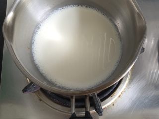 原味泡芙（卡仕达酱版）,4.牛奶稍微煮沸；
