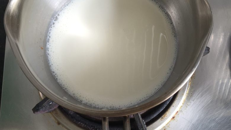 原味泡芙（卡仕达酱版）,4.牛奶稍微煮沸；