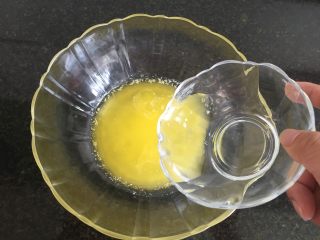 原味泡芙（卡仕达酱版）,10.倒入水搅拌均匀；