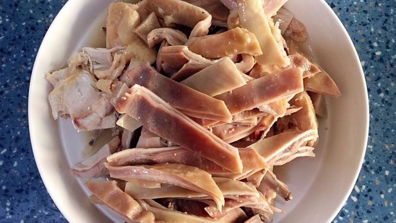 猪肚包鸡,鸡可以用手撕成小块，猪肚切成小片。