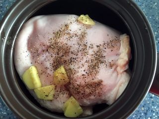 猪肚包鸡,放入砂锅中，依次放入姜片和胡椒。