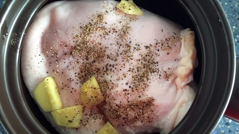猪肚包鸡,放入砂锅中，依次放入姜片和胡椒。