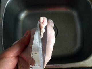 猪肚包鸡,用剪刀剪去肥的部分。