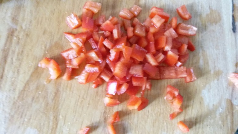 果味红椒脆皮黄瓜,红椒切三分之一切成小丁