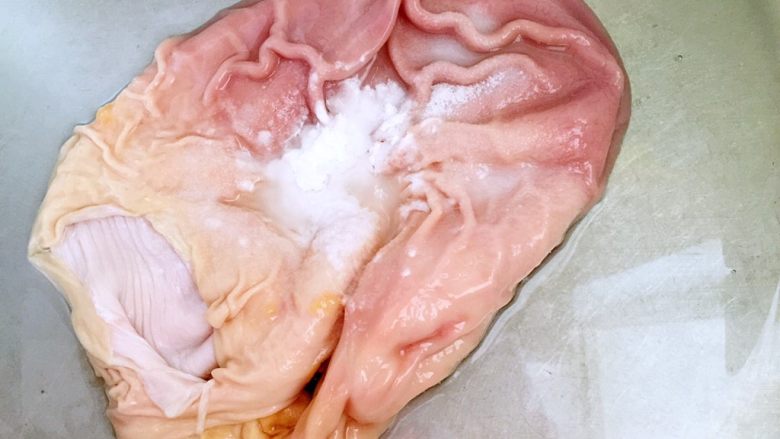 猪肚包鸡,翻面用盐和生粉反复揉搓，清洗至没有味道。（我大概洗了20分钟左右）