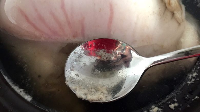 猪肚包鸡,大火煮开，煮开后用汤勺舀去白色泡沫。