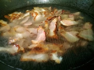 湘味～白辣椒炒腊肉,锅中烧水，水开后倒入切好的腊肉再煮一分钟，嫌麻烦的可免这一步。