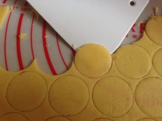 纽扣饼干,用刮板小心翼翼地将圆形挑起