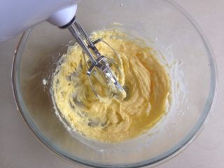 纽扣饼干,继续打发至蛋黄已经完全融合到黄油里