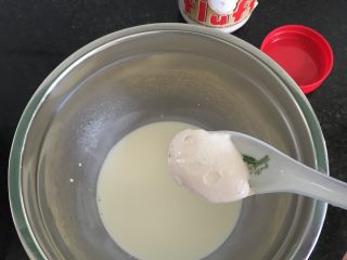 奥利奥芒果雪媚娘,8.淡奶油中加入fluff棉花糖再打发，这个棉花糖有自己的香味，并且能增加奶油霜的稳定性，非常适合夏天用；