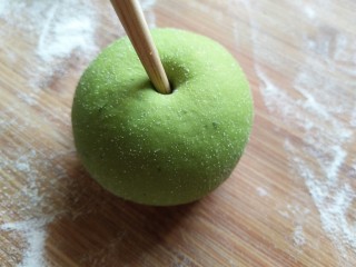 青苹果馒头,用筷子在苹果顶部搓个洞