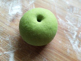 青苹果馒头,再用手整理下苹果的形状