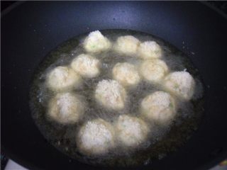 香酥炸芋丸,烧热油锅，油温升高时从锅边放入丸子